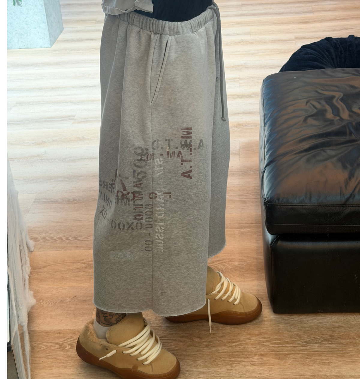 STANDARD ISSUE 3/4 SWEAT SHORTS (GREY)