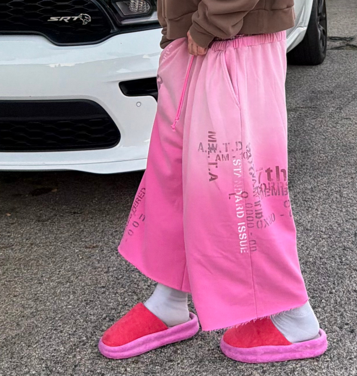 STANDARD ISSUE 3/4 SWEAT SHORTS (BUBBLEGUM)