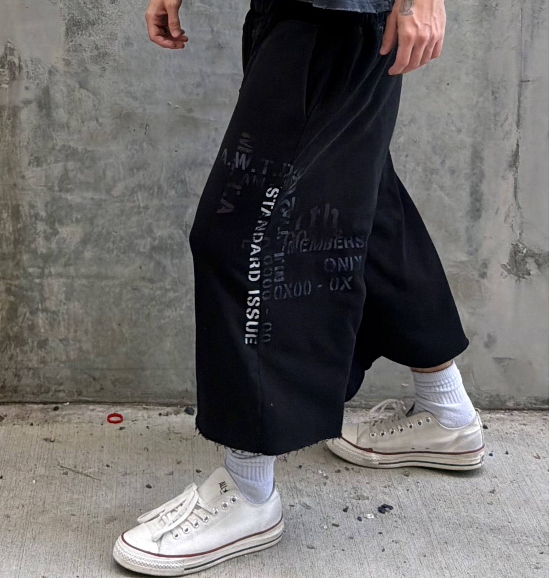 STANDARD ISSUE 3/4 SWEAT SHORTS